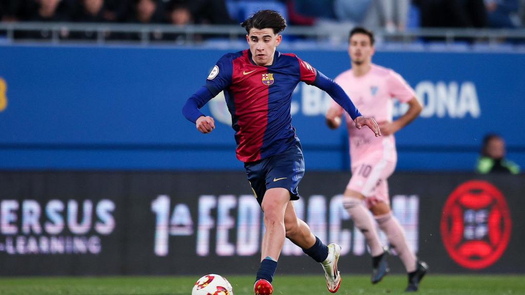 Toni Fernández conduce el balón en el empate del Barça B contra la Gimnástica Segoviana