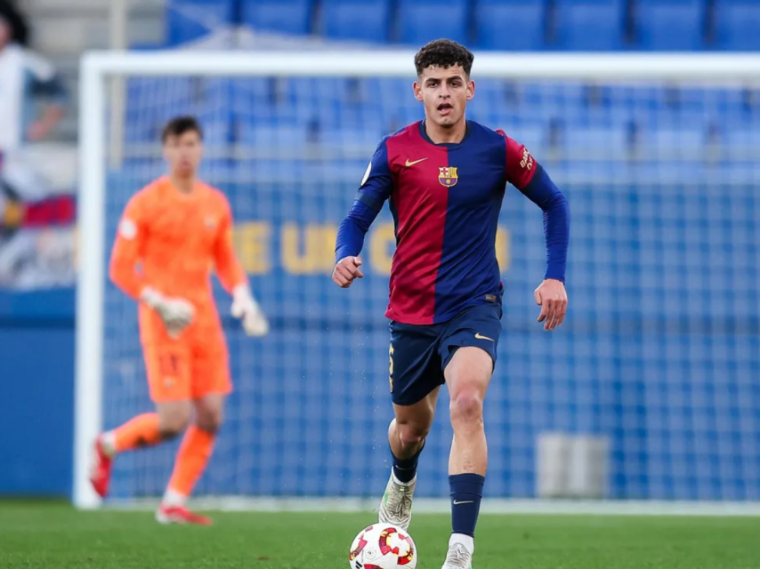 Sergi Domínguez controla el balón en el Barça B-Gimnástica Segoviana