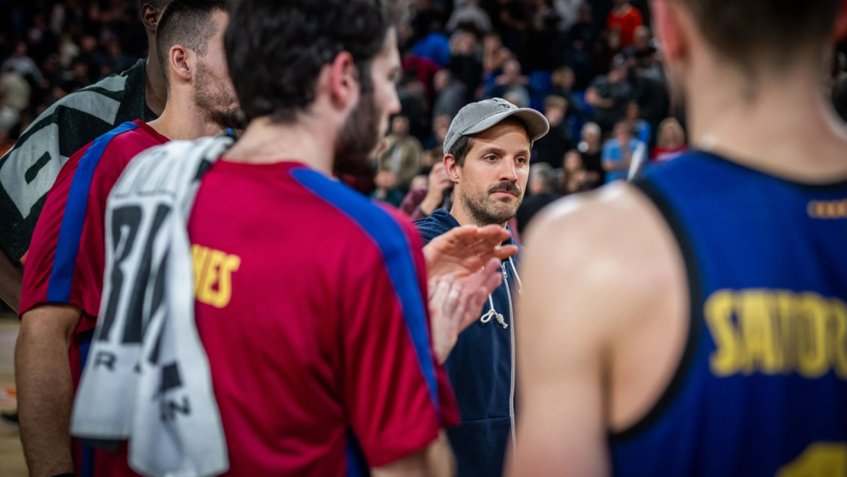 Nico Laprovittola apoya a sus compañeros del Barça de basket contra Olympiacos