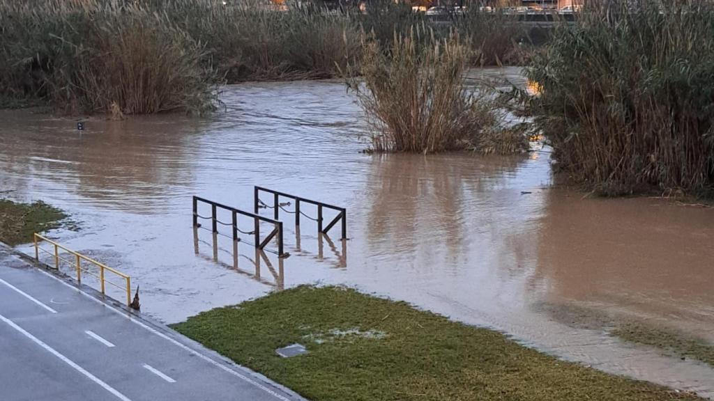 El caudal del río Besòs, crecido tras las fuertes lluvias