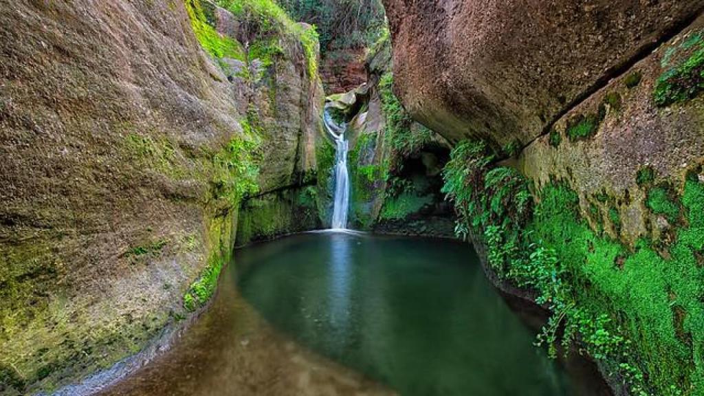 El Gorg de la Mola amb la seva cascada d'aigües cristal·lines