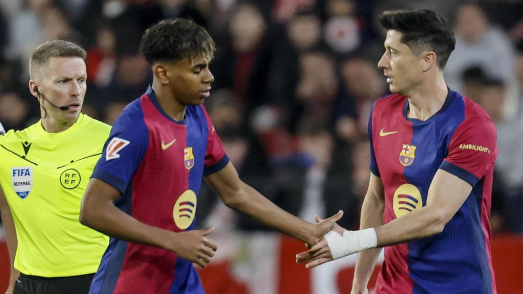 Lewandowski celebra su gol con Lamine Yamal