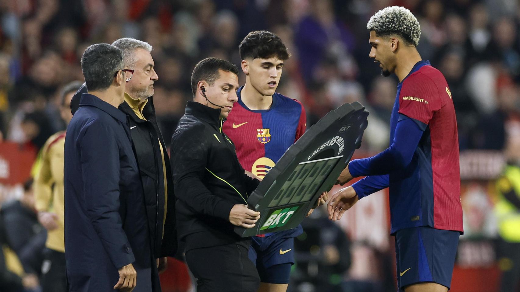 Ronald Araujo se marcha sustituido por lesión del Sevilla-Barça