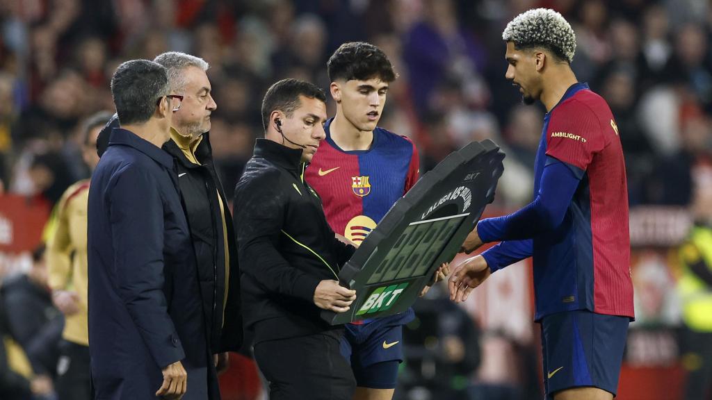 Ronald Araujo se marcha sustituido por lesión del Sevilla-Barça