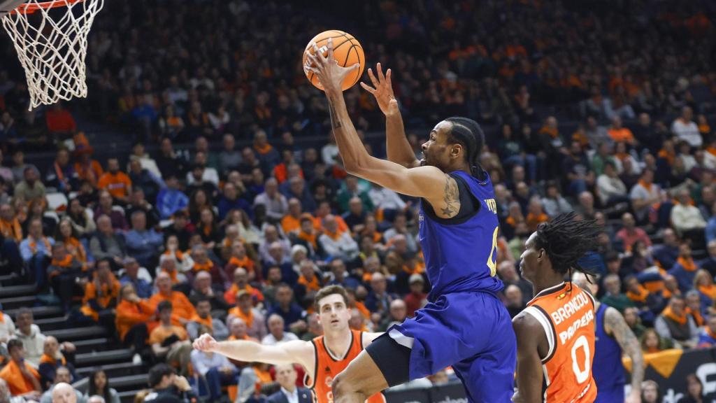 Kevin Punter penetra a canasta en el Valencia Basket-Barça de basket de Liga ACB