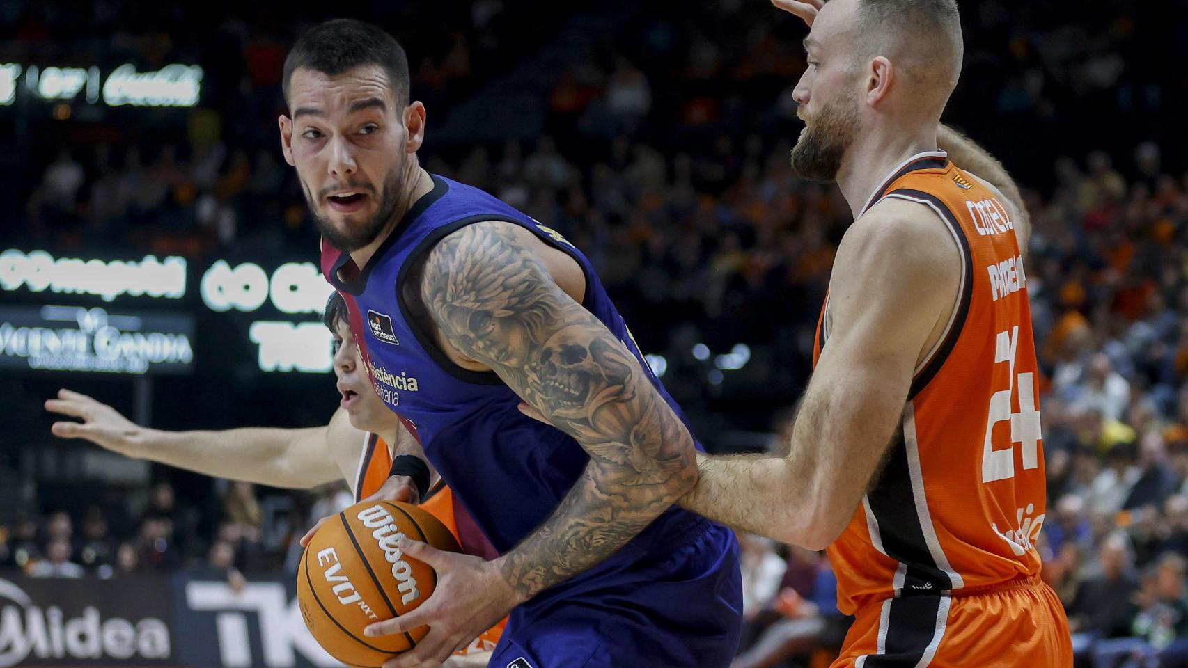Willy Hernangómez pivotea de espaldas a canasta en el Valencia Basket-Barça de basket
