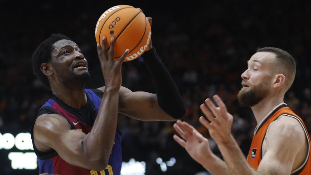 Chimezie Metu lanza de corta distancia en el Valencia Basket-Barça de basket