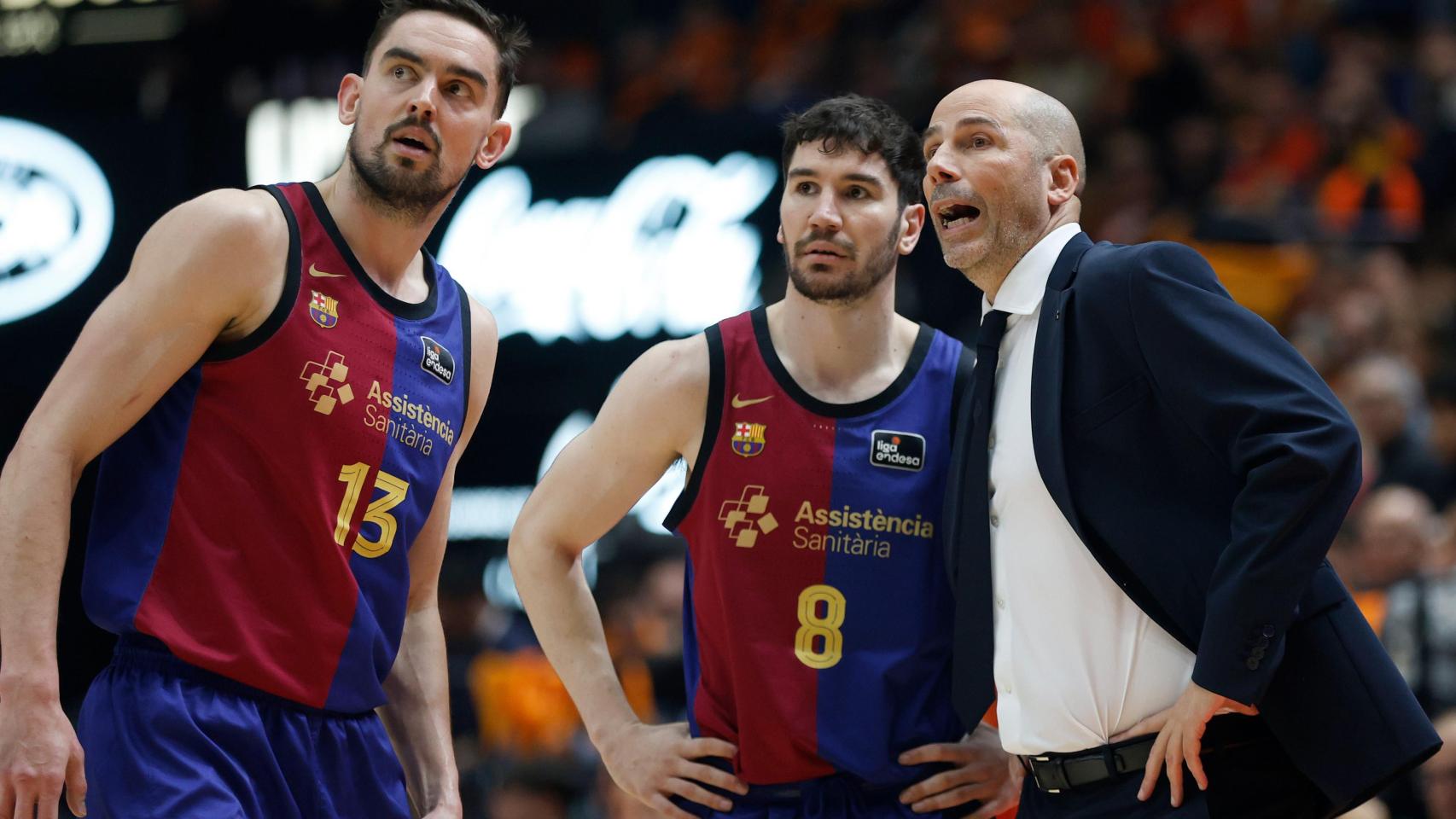 Joan Peñarroya reparte instrucciones a Tomas Satoransky y Darío Brizuela en el Valencia Basket-Barça de basket