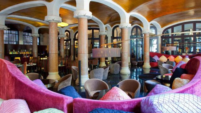 El paseo de Gràcia esconde una cafetería con estilo del S.XX: mármol rosa, puertas y detalles dorados