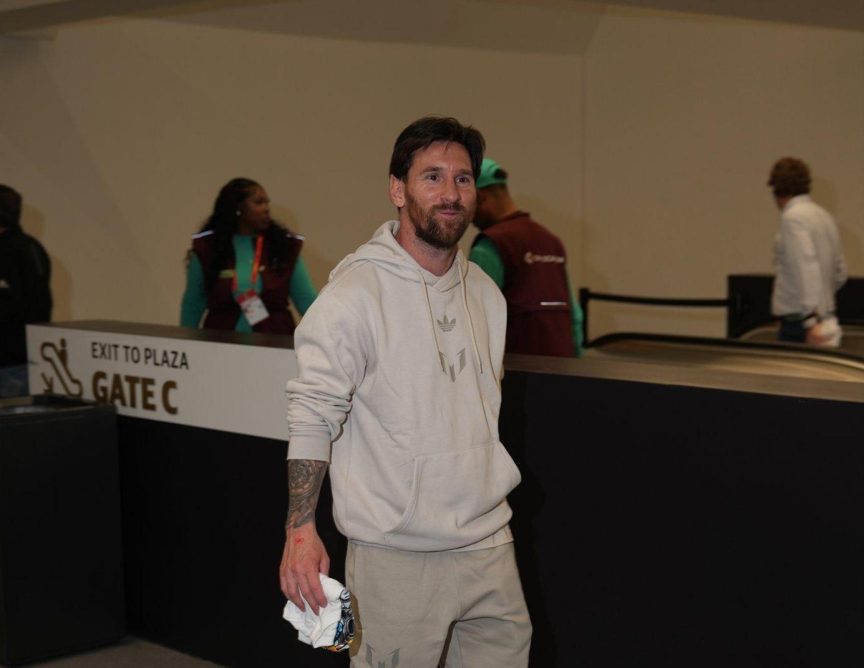 Leo Messi entra al Caesars Superdome, sede de la SuperBowl