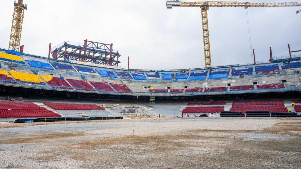 El terreno del nuevo Camp Nou cubierto de arena por las obras