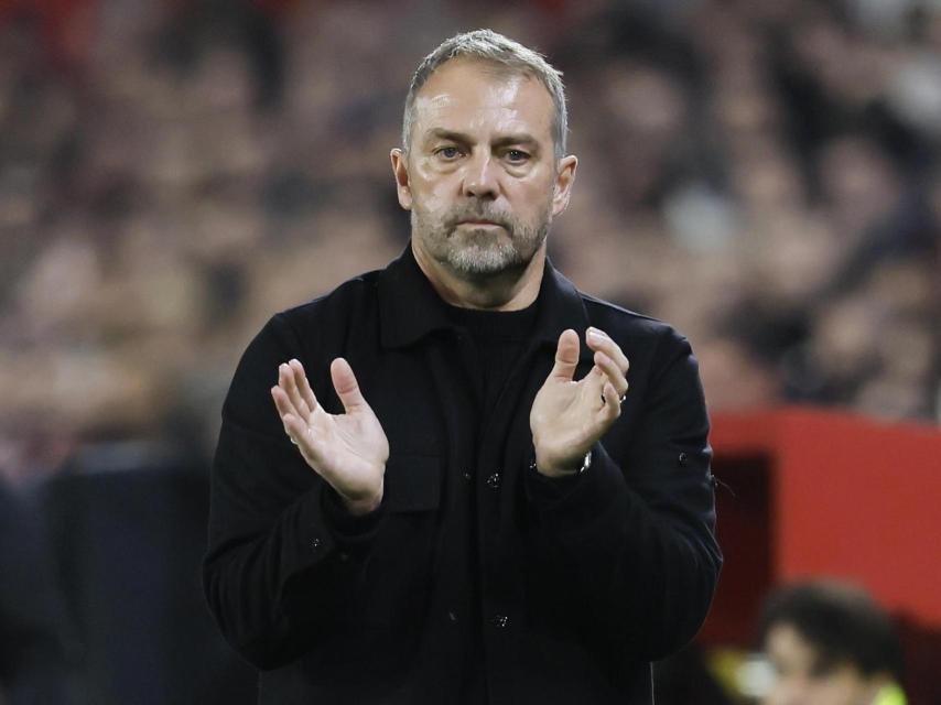 Flick aplaude a los futbolistas del Barça en Sevilla