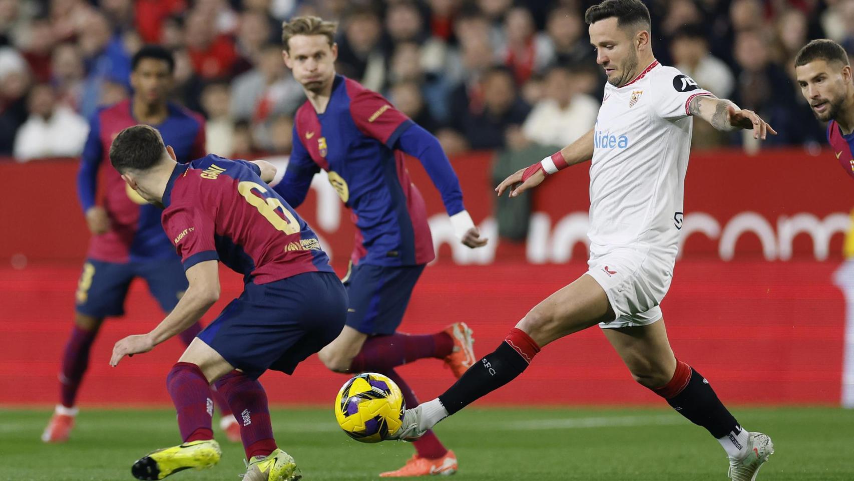 Gavi y Saúl pugnan por el balón en Sevilla