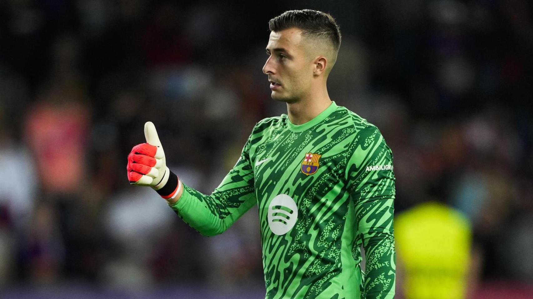 Iñaki Peña hace el gesto de 'OK' con el pulgar