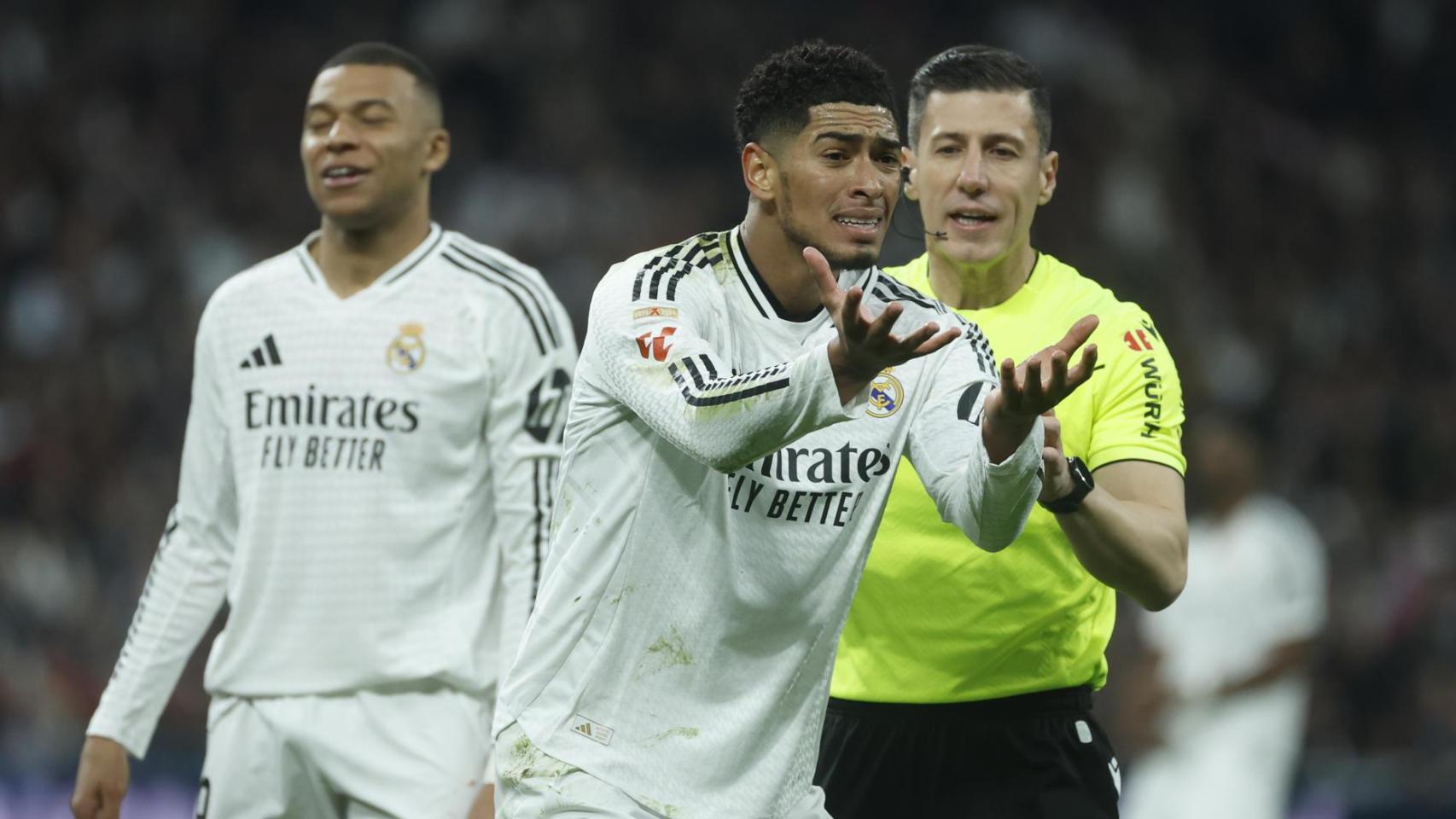 Jude Bellingham protesta una acción a Soto Grado en el Real Madrid-Atlético