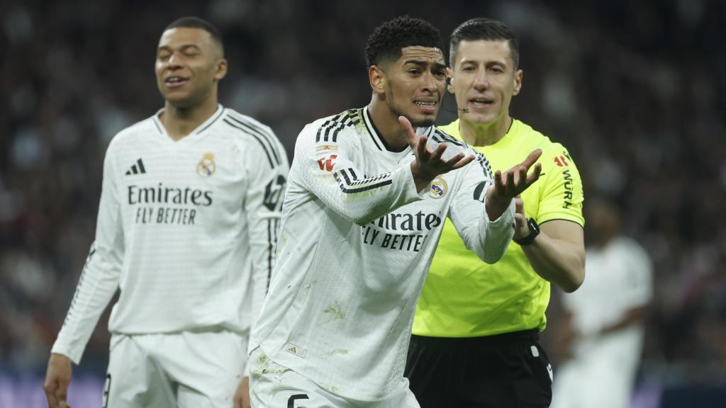 Jude Bellingham protesta una acción a Soto Grado en el Real Madrid-Atlético