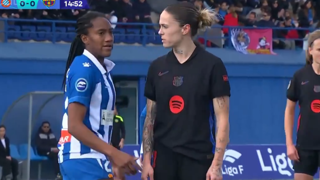 Mapi León y Daniela Caracas en el derbi entre RCD Espanyol y Barça Femenino