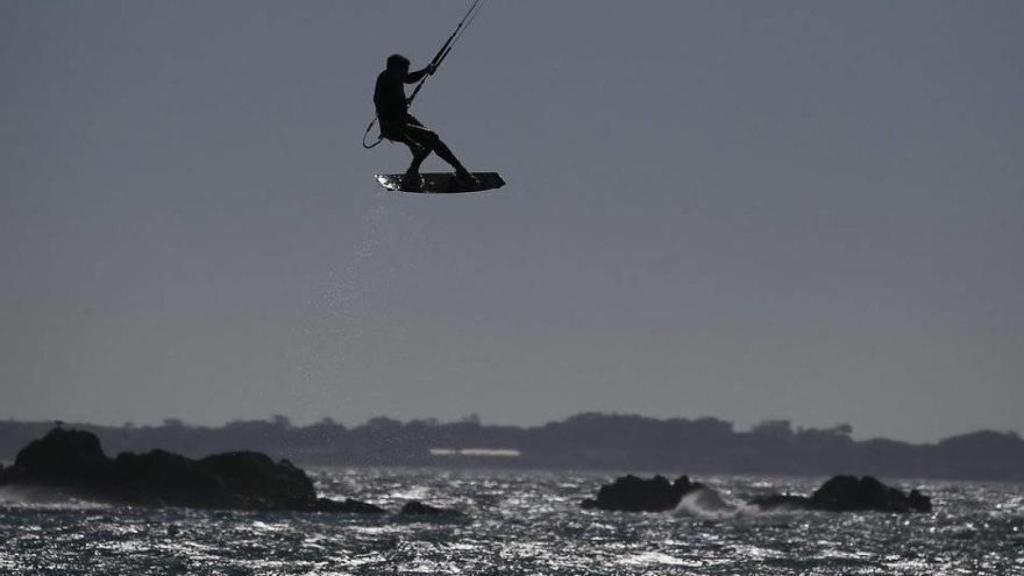 Un deportista practica kitesurf