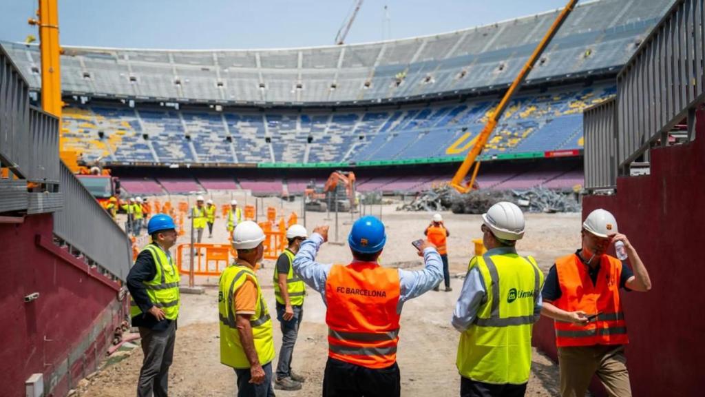 Los trabajadores de las obras del nuevo Camp Nou acompañan a Joan Laporta en la visita