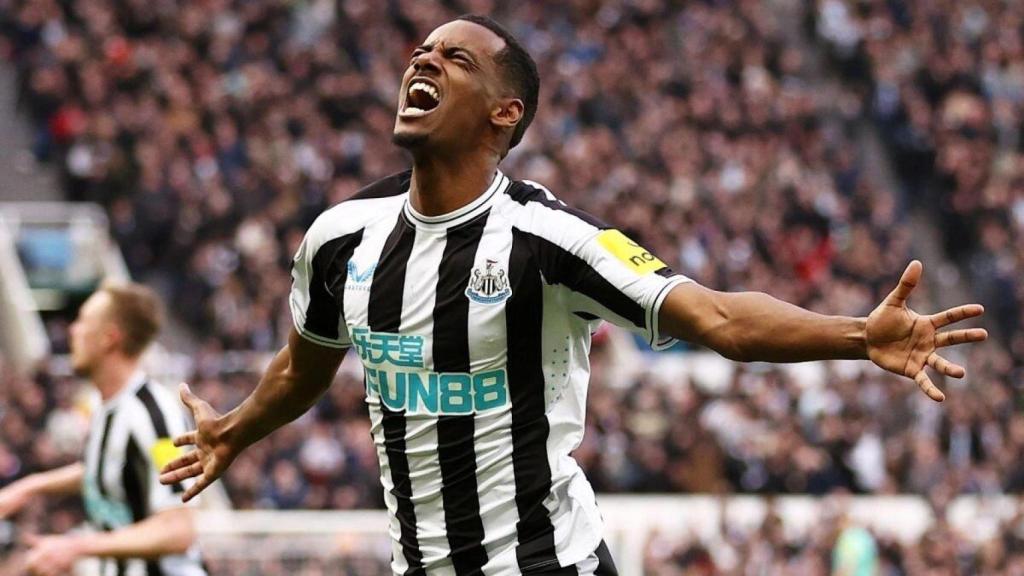 Isak celebra un gol con el Newcastle