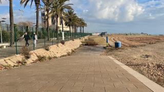 FOTOS: La playa de Sant Adrià se prepara para su reapertura