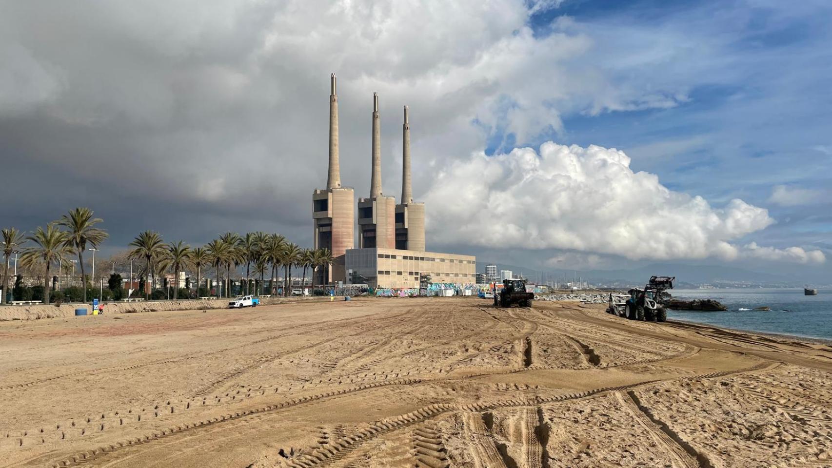 Trabajos de reacondicionamiento de la playa del Litoral de Sant Adrià