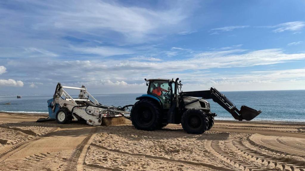 Trabajos de reacondicionamiento de la playa del Litoral de Sant Adrià