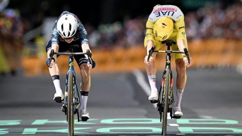 Ciclistes competeixen al Tour de França