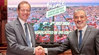 El director general del Tour de Francia, Christian Prudhomme, y el alcalde de Barcelona, Jaume Collboni