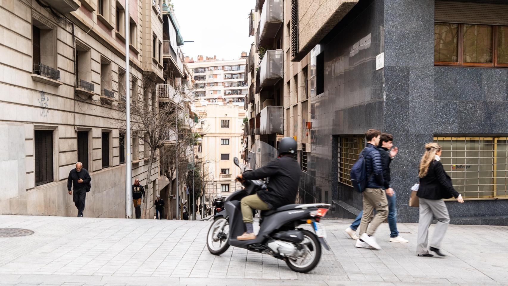 Peatones y vehículos circulan por la parte pacificada de la calle de Sant Gervasi de Cassoles, en la Bonanova