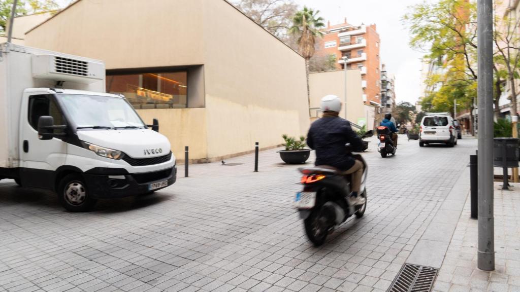 Vehicles circulen per la part pacificada del carrer de Sant Gervasi de Cassoles, a la Bonanova