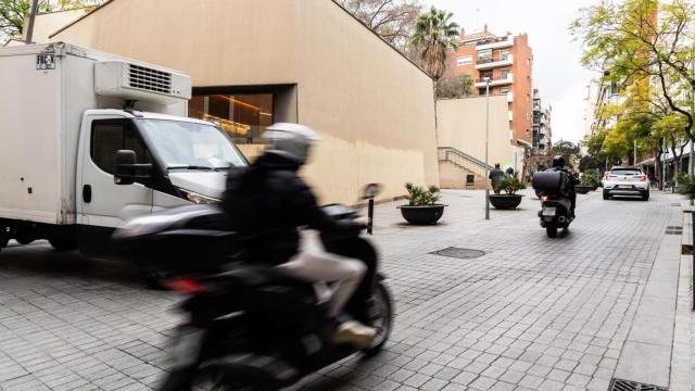Peatones y vehículos circulan por la parte pacificada de la calle de Sant Gervasi de Cassoles, en la Bonanova