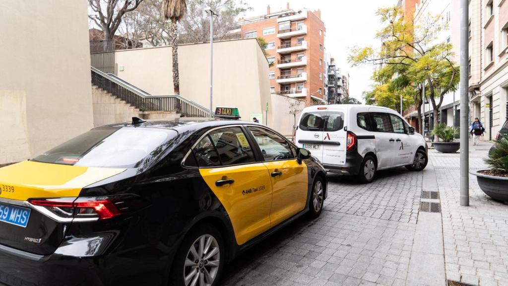 Cotxes circulen pel carrer de Sant Gervasi de Cassoles, a la Bonanova