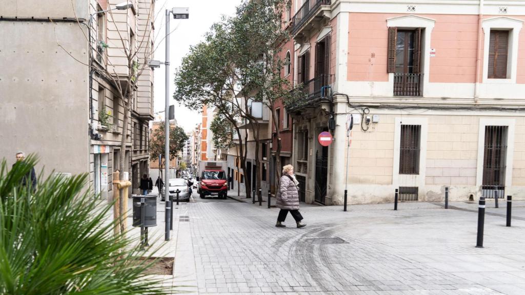 Un vianant passejant pel creuament entre els carrers Sant Gervasi de Cassoles i Bisbe de Sivilla, a la Bonanova