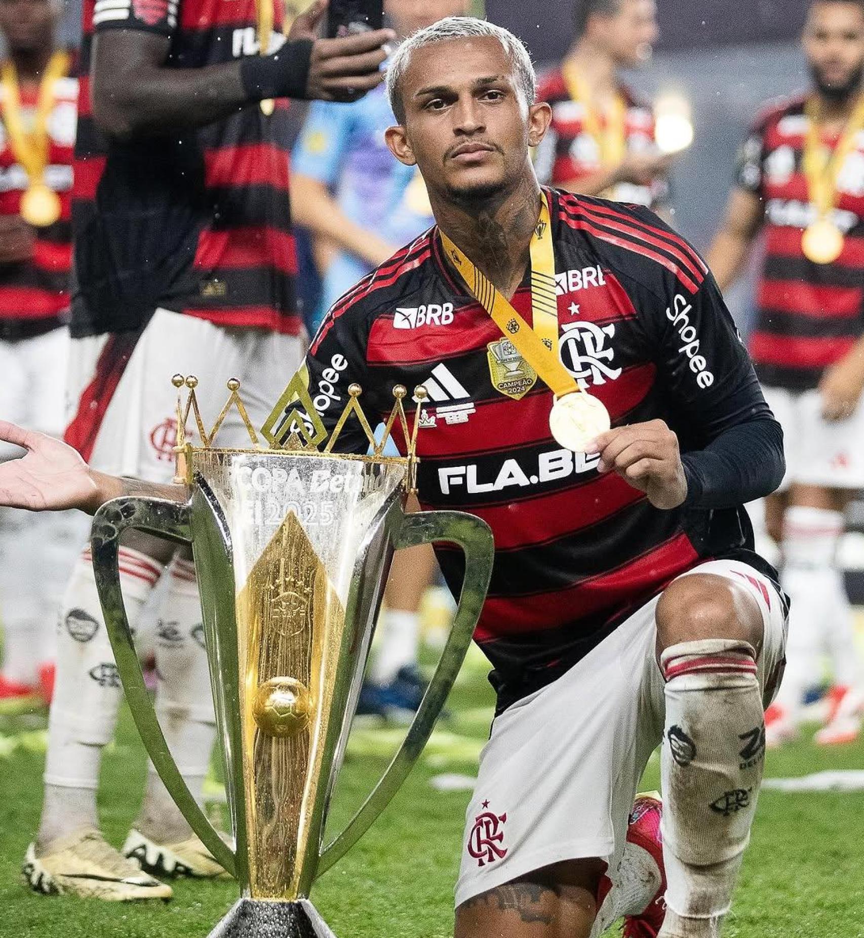 Wesley, lateral del Flamengo pretendido por el Barça, celebra un título