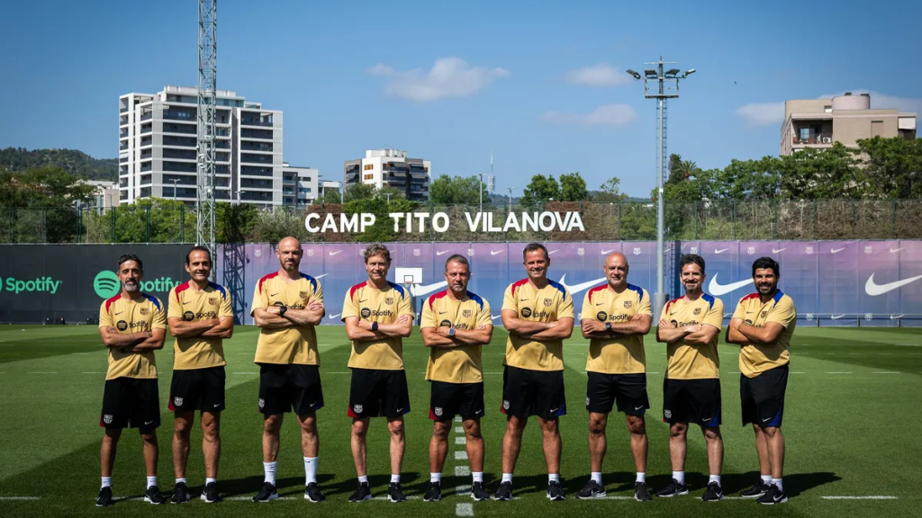 El staff técnico de Hansi Flick en el Barça junto a todo el equipo de preparadores físicos con Julio Tous, Pepe Conde, Rafa Maldonado y Germán Martínez a la cabeza