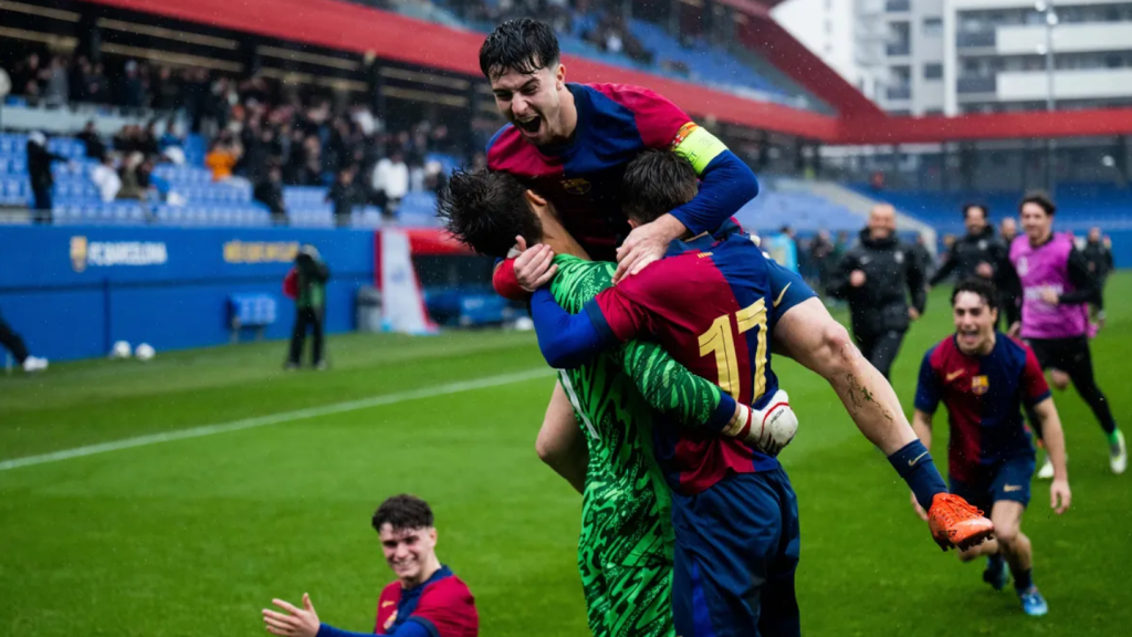 Los jugadores del Juvenil A del Barça celebran con Diego Kochen el pase a los octavos de la Youth League