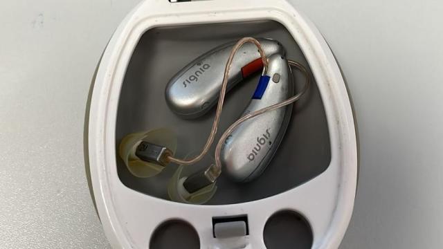 Imagen de los audífonos robados