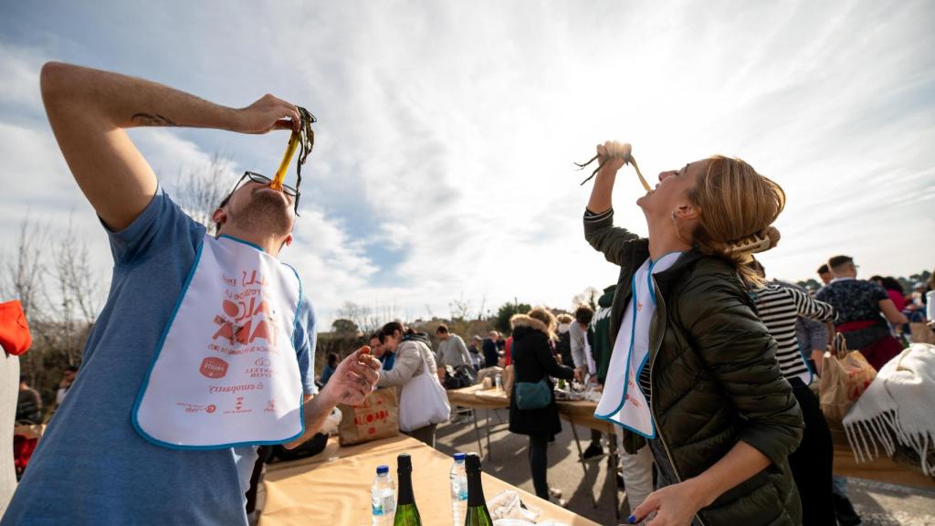 Personas comiendo calçots