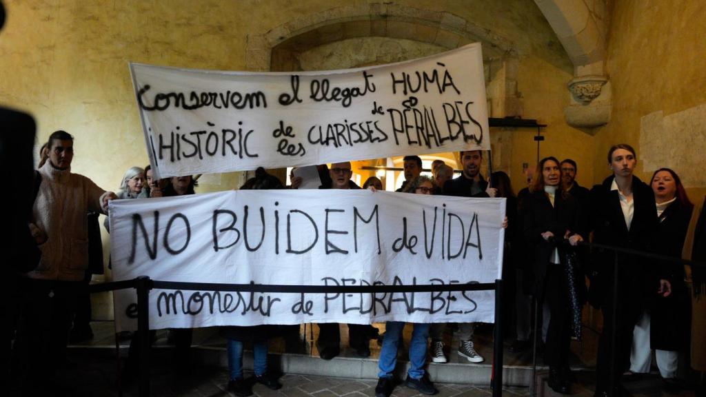 Pancartas de protesta de los vecinos de la zona alta por la marcha de las monjas clarisas del monasterio de Pedralbes