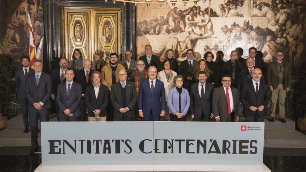 Collboni distingue a 11 entidades e instituciones centenarias de Barcelona