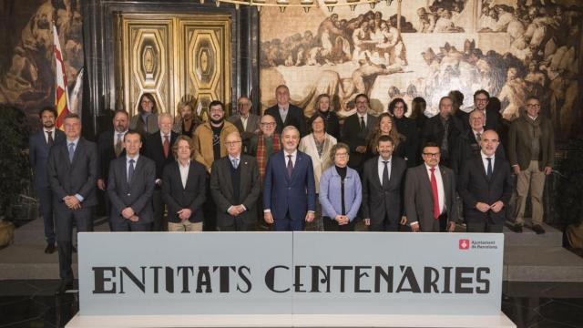 Collboni distingue a 11 entidades e instituciones centenarias de Barcelona