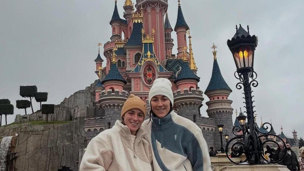 Ona Batlle y Lucy Bronze, de vacaciones navideñas en Disneyland París