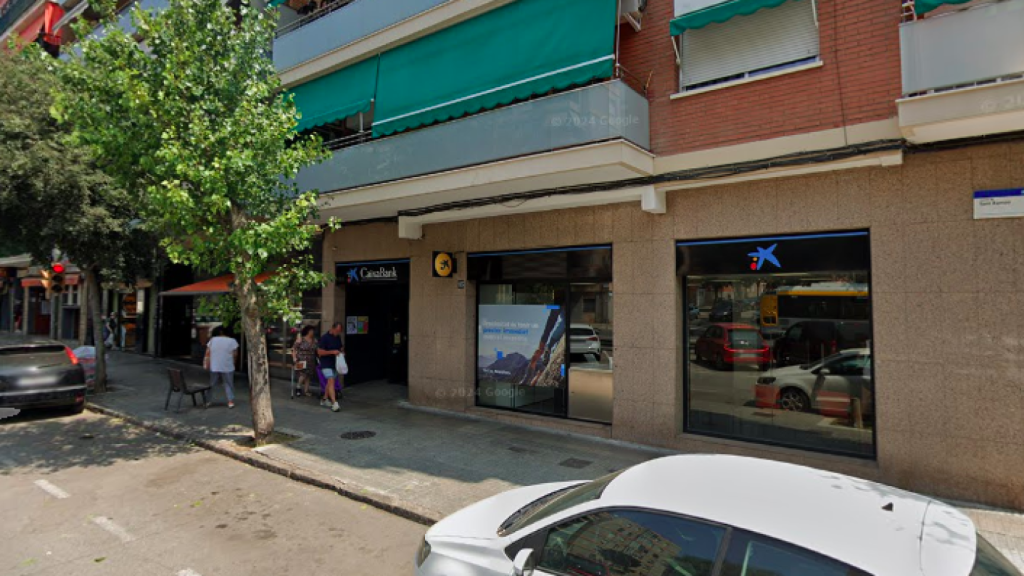 La nueva oficina de CaixaBank a la que se ha desplazado a los vecinos de Camps Blancs