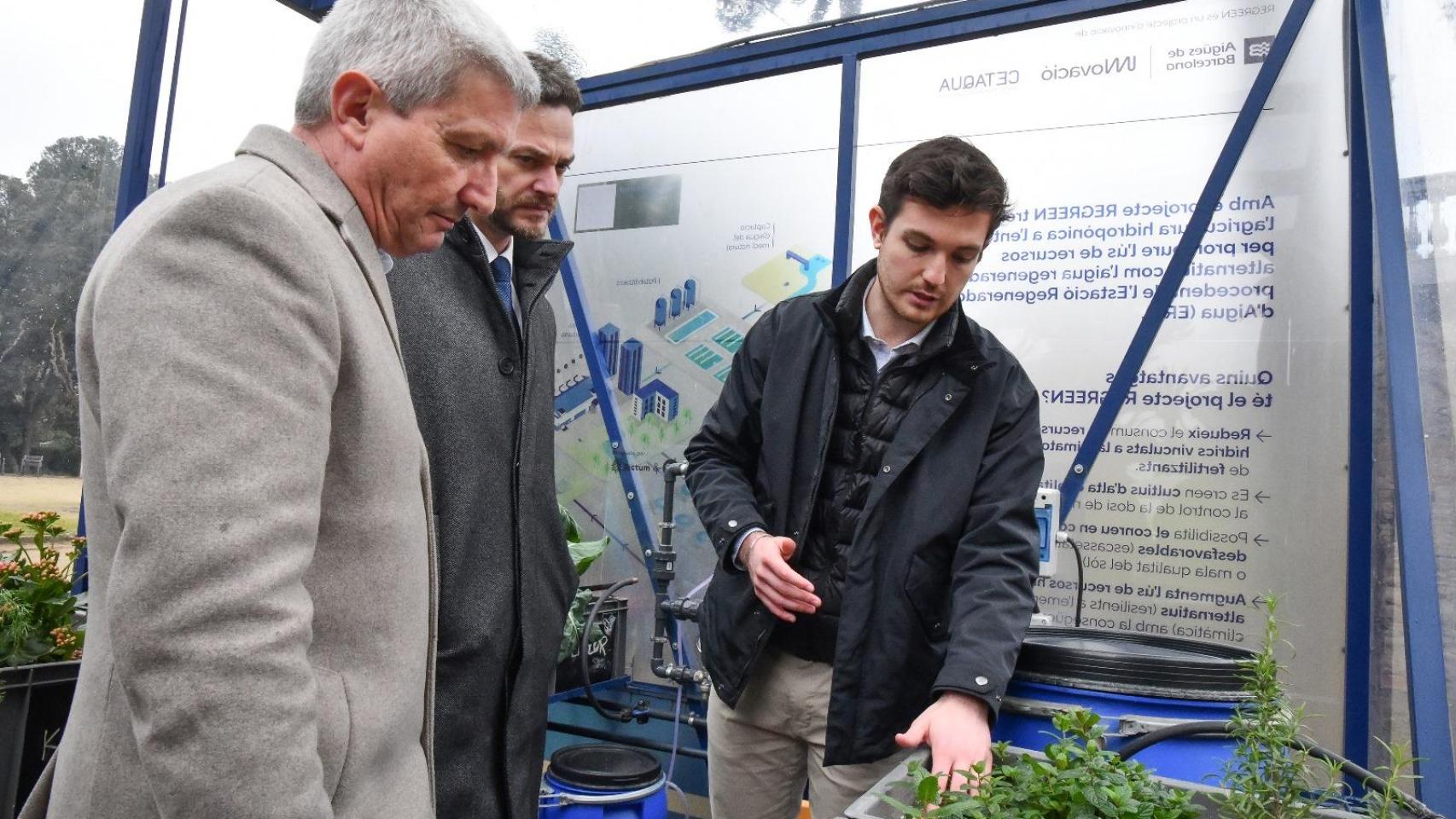 El alcalde de Esplugues, Eduard Sanz , visita el huerto urbano
