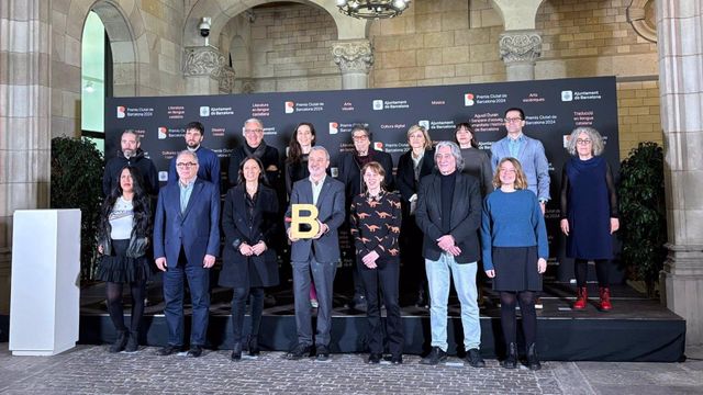 El alcalde de Barcelona, Jaume Collboni, con los concejales Jordi Valls y Xavier Marcé, en una foto conjunta con los galardonados de los Premis Ciutat de Barcelona 2024