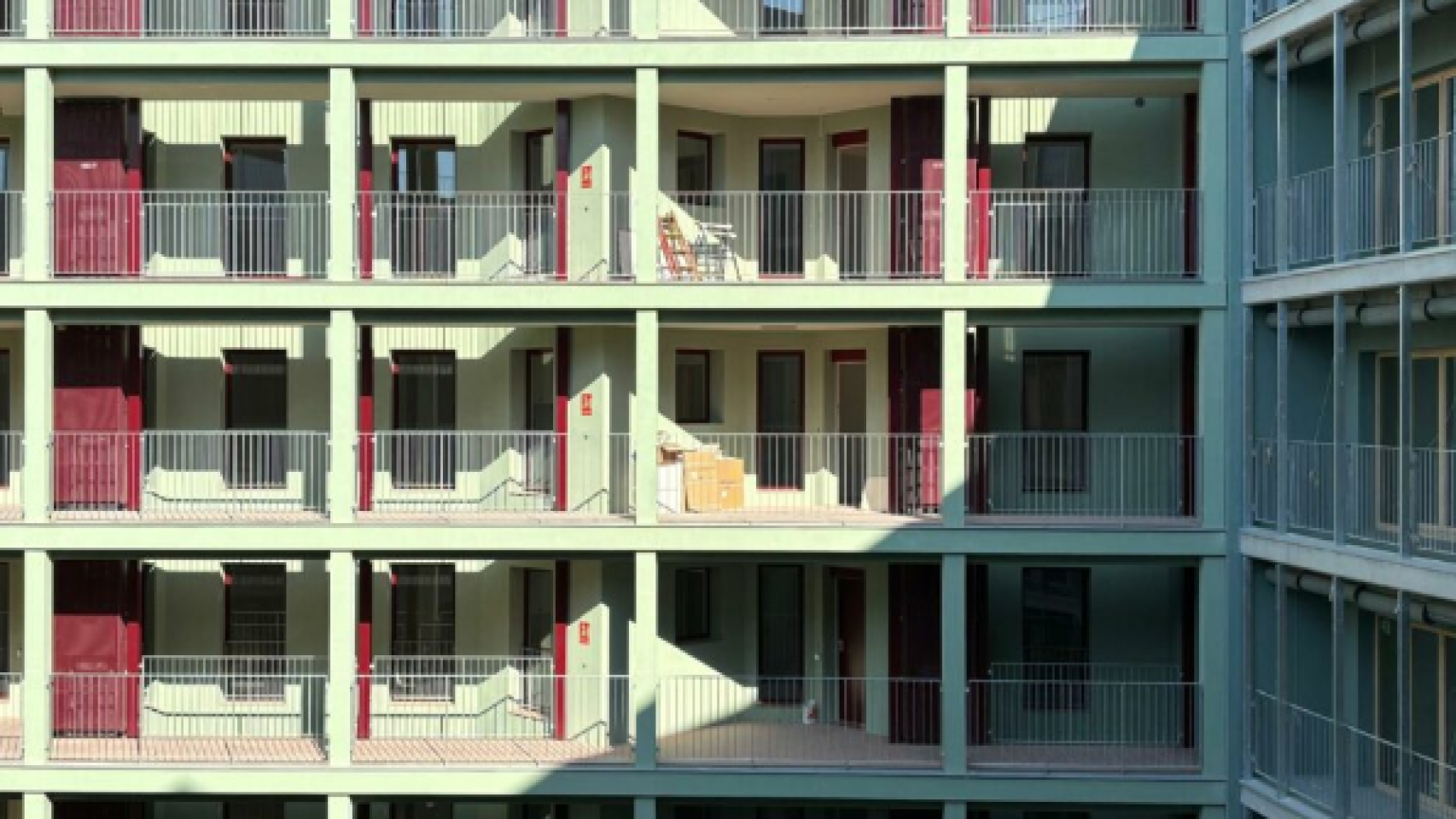 Barcelona entrega otras 35 viviendas públicas de la Illa Glòries