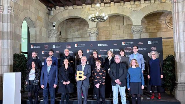 El alcalde de Barcelona, Jaume Collboni, con los concejales Jordi Valls y Xavier Marcé, en una foto conjunta con los galardonados de los Premis Ciutat de Barcelona 2024