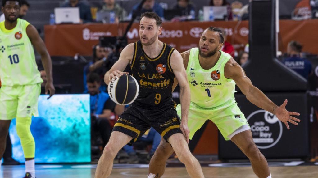 Marcelinho Huertas contra el balón ante la marca de Justin Anderson