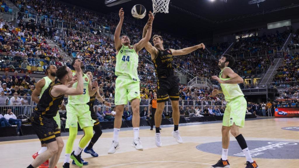 La disputa de balón entre el Barça de basket y la Laguna Tenerife en la Copa del Rey